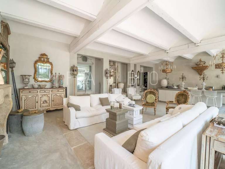 Maison Saint-Maximin - 5 chambres - 442m²