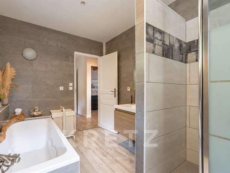 Maison Saint-Médard-en-Jalles - 5 chambres - 203m²