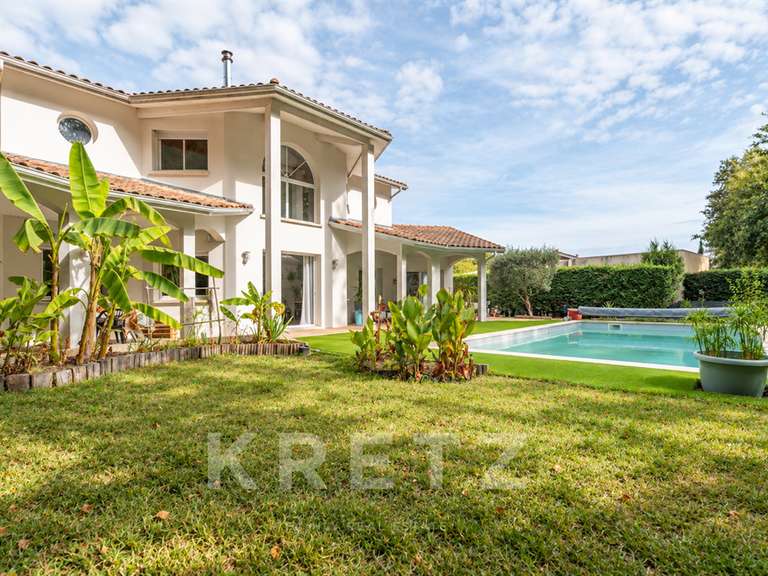 Maison Saint-Médard-en-Jalles - 5 chambres - 203m²