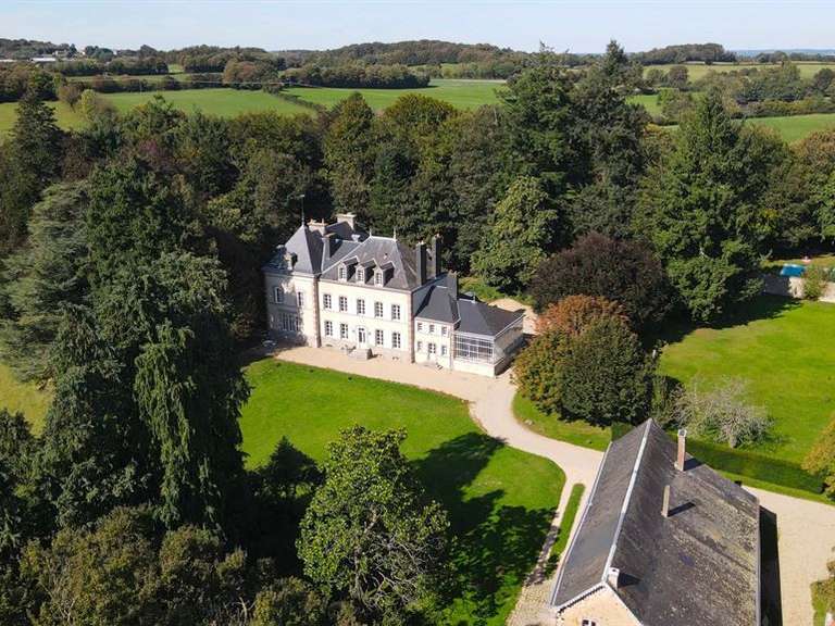Château Saint-Mesmin - 10 chambres - 715m²