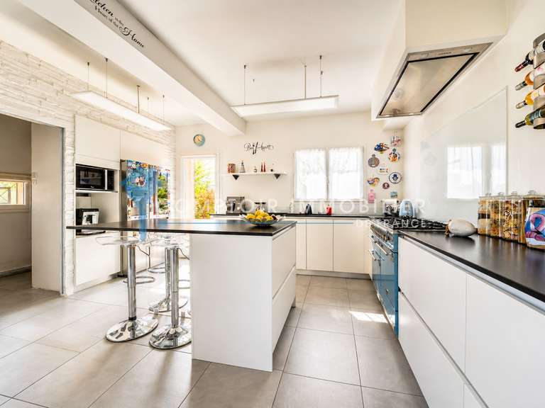 Maison Saint-Mitre-les-Remparts - 6 chambres - 200m²
