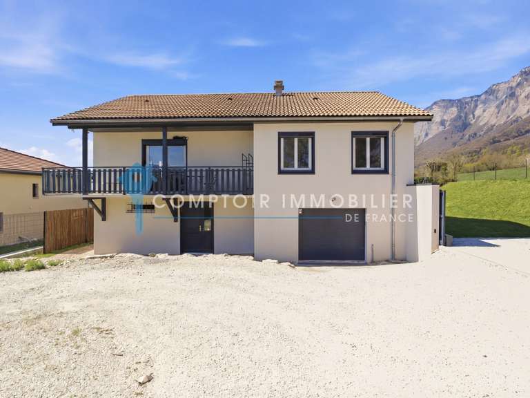 Maison Saint-Nazaire-les-Eymes - 4 chambres - 158m²