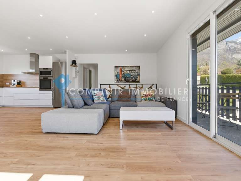 Maison Saint-Nazaire-les-Eymes - 4 chambres - 158m²