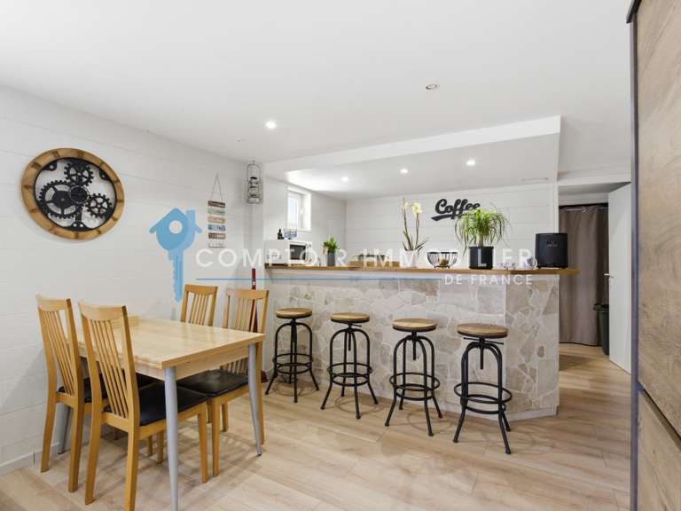 Maison Saint-Nazaire-les-Eymes - 4 chambres - 158m²