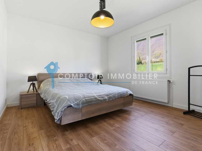 Maison Saint-Nazaire-les-Eymes - 4 chambres - 158m²