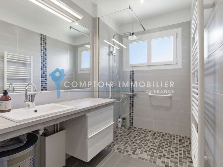 Maison Saint-Nazaire-les-Eymes - 4 chambres - 158m²