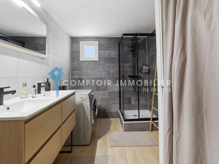 Maison Saint-Nazaire-les-Eymes - 4 chambres - 158m²