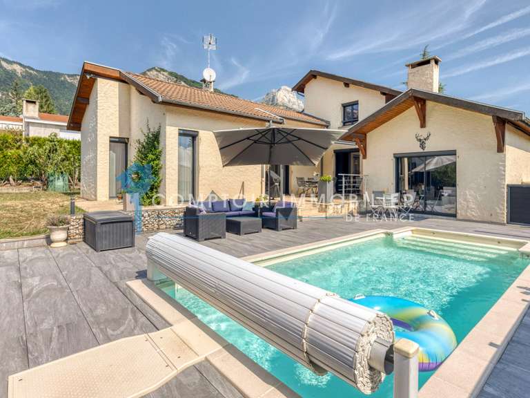 Maison Saint-Nazaire-les-Eymes - 4 chambres - 152m²