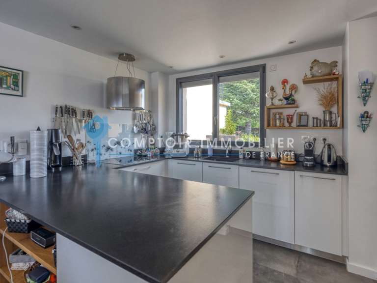 Maison Saint-Nazaire-les-Eymes - 4 chambres - 152m²