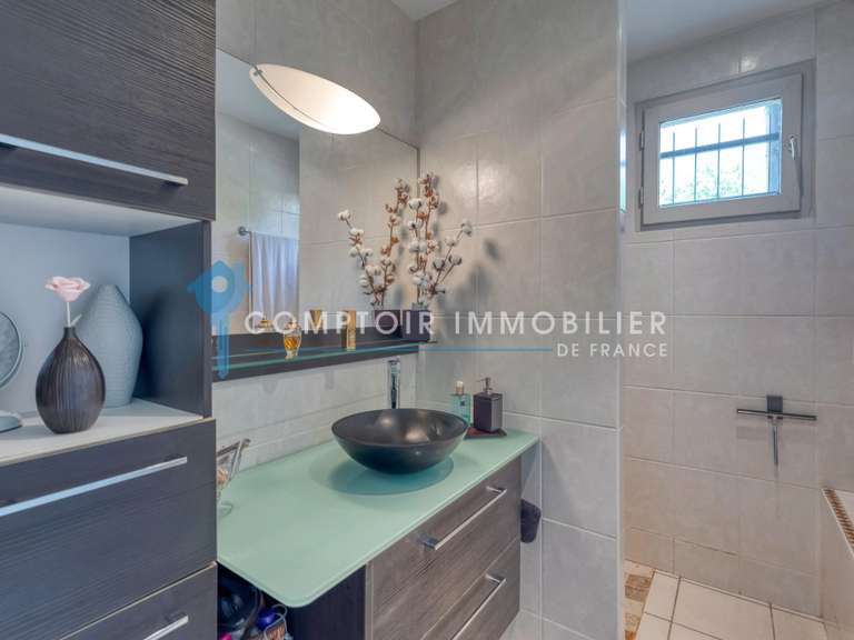 Maison Saint-Nazaire-les-Eymes - 4 chambres - 152m²