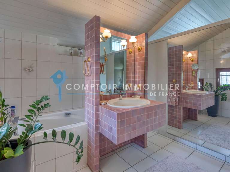 Maison Saint-Nazaire-les-Eymes - 4 chambres - 152m²