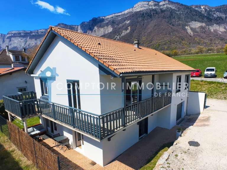 Maison Saint-Nazaire-les-Eymes - 4 chambres - 158m²