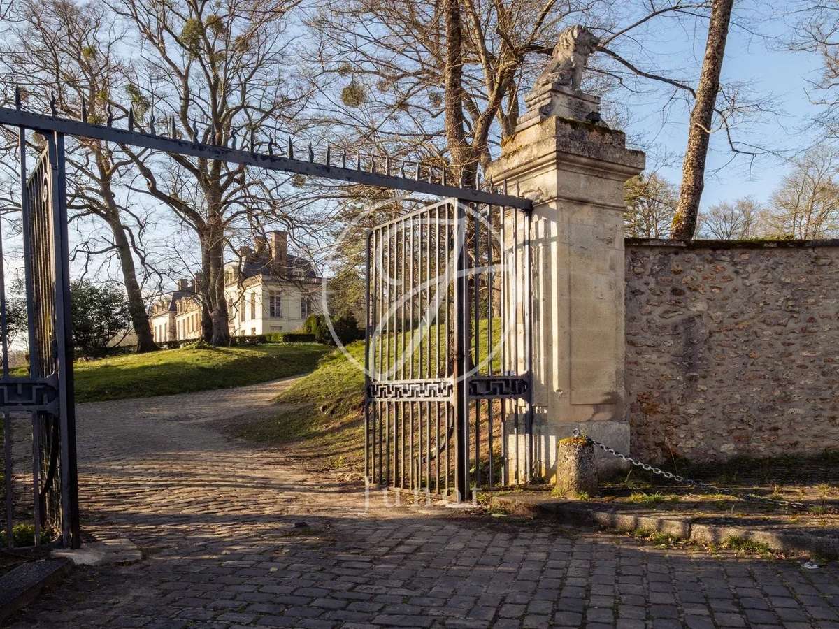 Château Saint-Nom-la-Bretèche