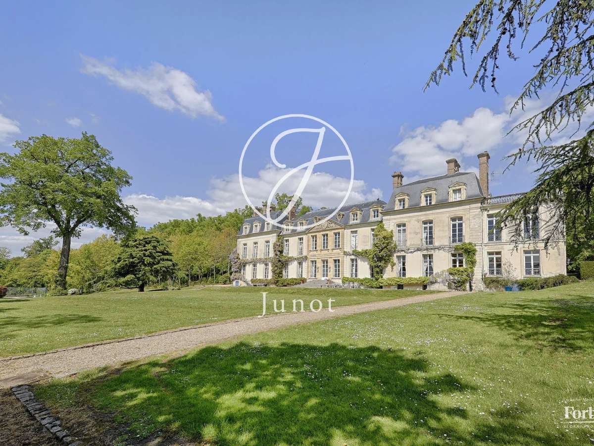 Château Saint-Nom-la-Bretèche