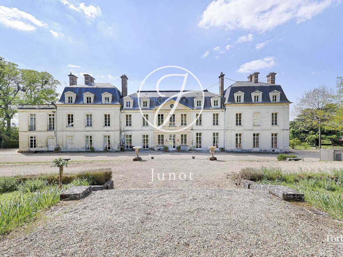 Château Saint-Nom-la-Bretèche