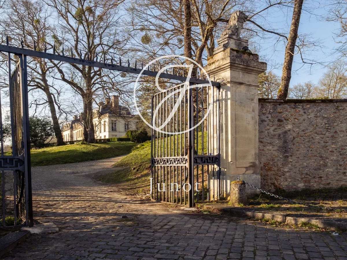 Château Saint-Nom-la-Bretèche