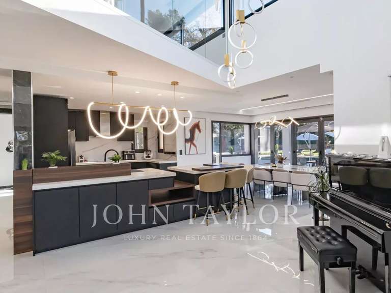 Maison Saint-Paul-en-Forêt - 6 chambres - 543m²