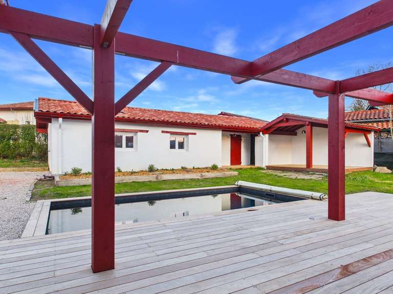 Maison Saint-Pée-sur-Nivelle - 5 chambres - 325m²