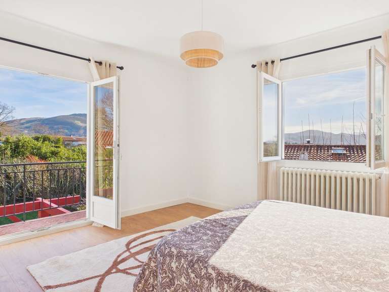 Maison Saint-Pée-sur-Nivelle - 5 chambres - 325m²