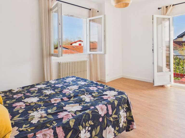 Maison Saint-Pée-sur-Nivelle - 5 chambres - 325m²