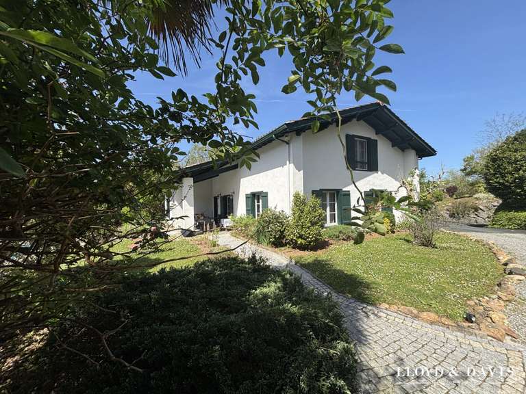 Maison Saint-Pée-sur-Nivelle - 5 chambres - 280m²