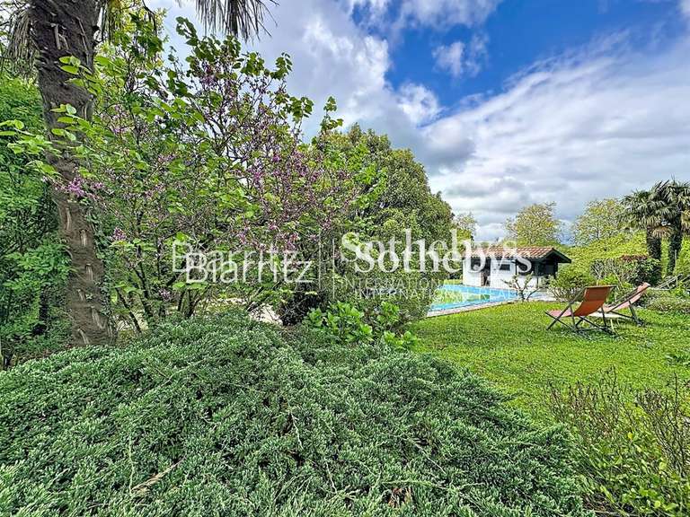 Maison Saint-Pée-sur-Nivelle - 5 chambres - 275m²