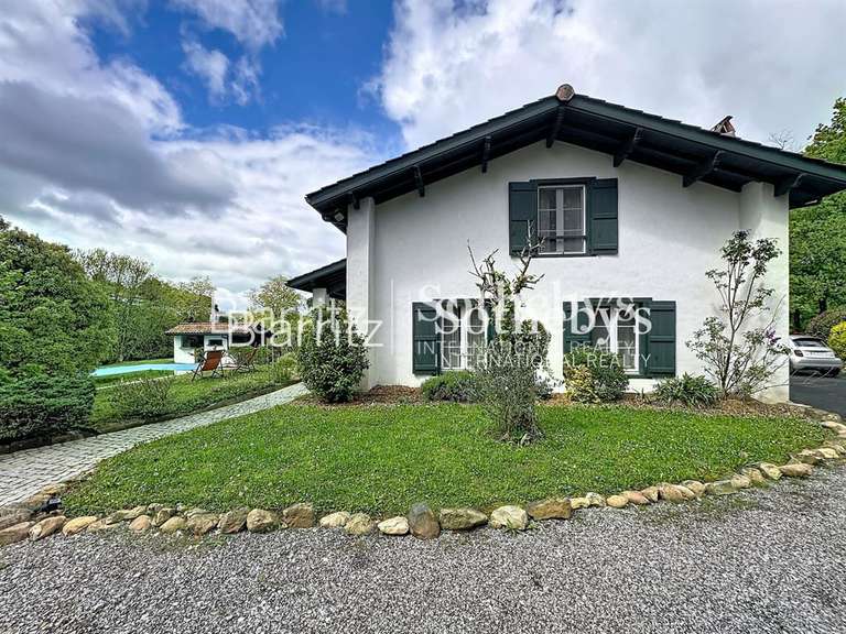 Maison Saint-Pée-sur-Nivelle - 5 chambres - 275m²