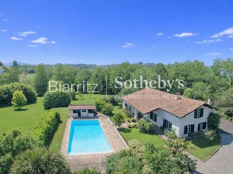 Maison Saint-Pée-sur-Nivelle - 5 chambres - 275m²