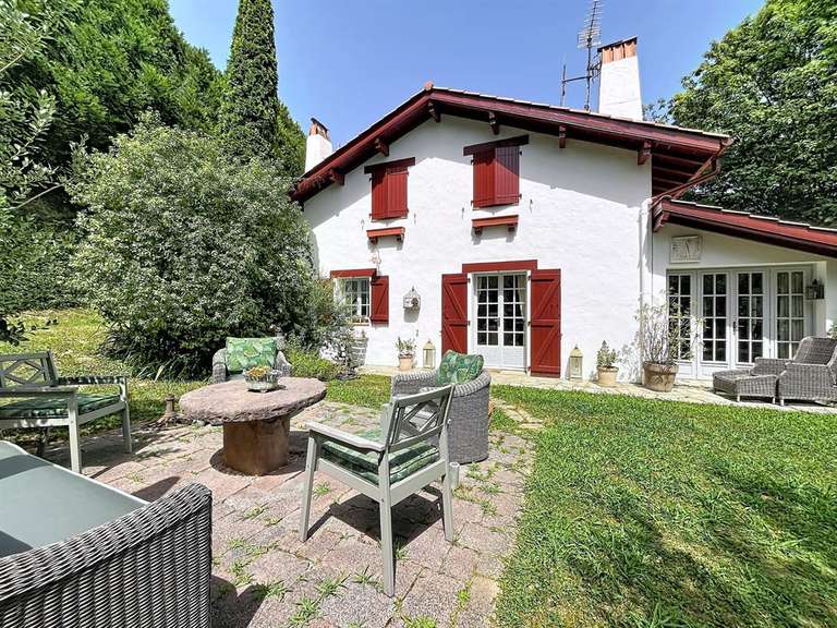 Maison Saint-Pée-sur-Nivelle - 5 chambres - 181m²