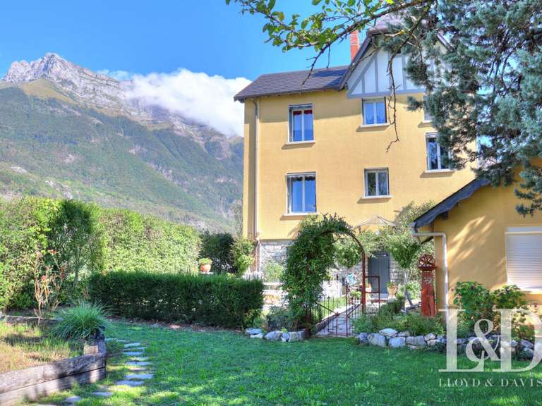 Maison Saint-Pierre-d'Albigny - 3 chambres - 212m²