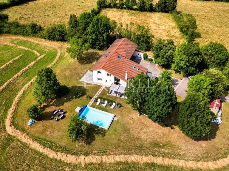 Propriété Saint-Pierre-de-Chandieu - 6 chambres - 335m²