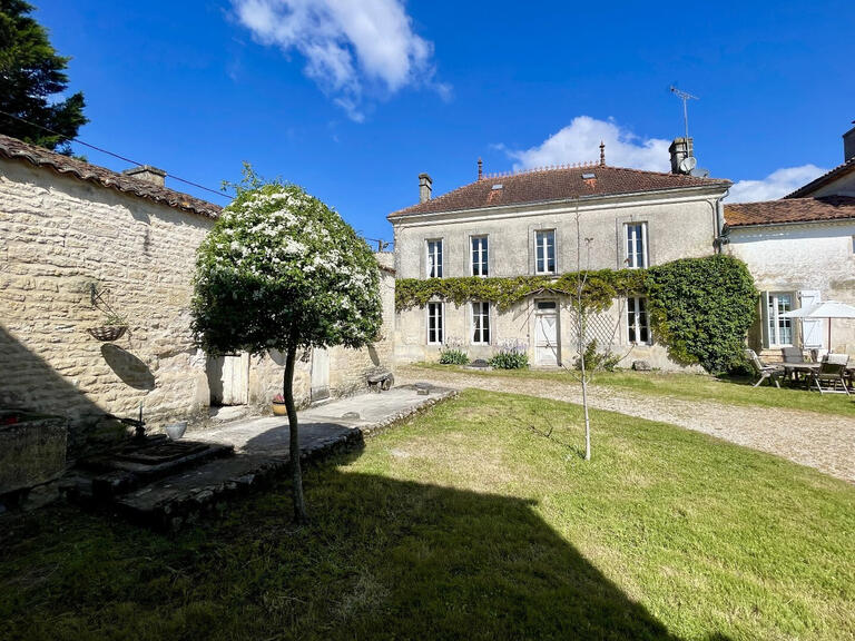 Sale House Saint-Pierre-de-Juillers - 8 bedrooms