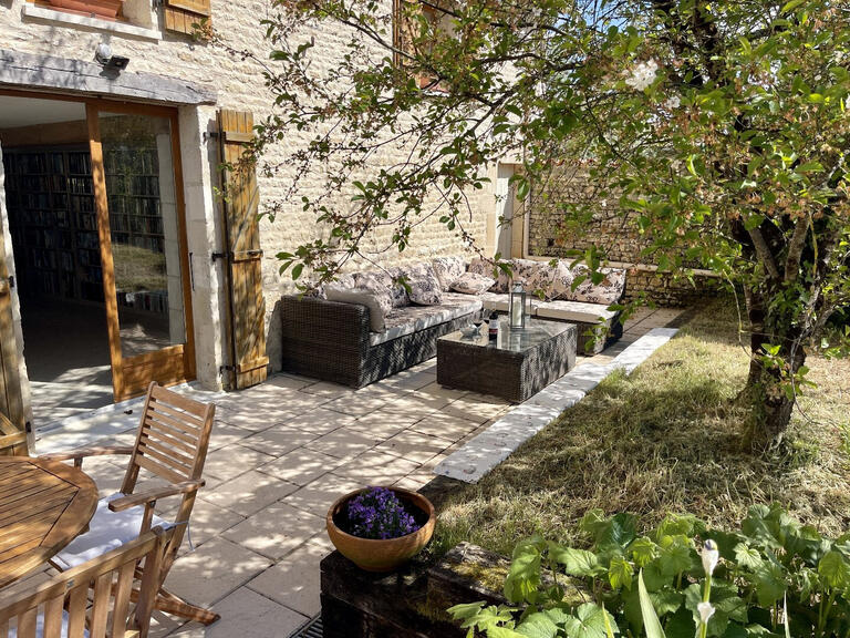 Maison Saint-Pierre-de-Juillers - 8 chambres - 560m²