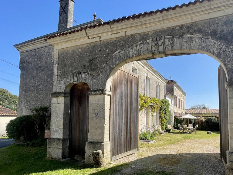 Maison Saint-Pierre-de-Juillers - 8 chambres - 560m²