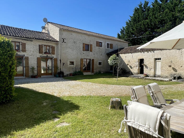 Maison Saint-Pierre-de-Juillers - 8 chambres - 560m²