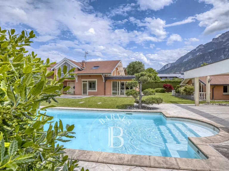 Maison Saint-Pierre-en-Faucigny - 4 chambres - 249m²