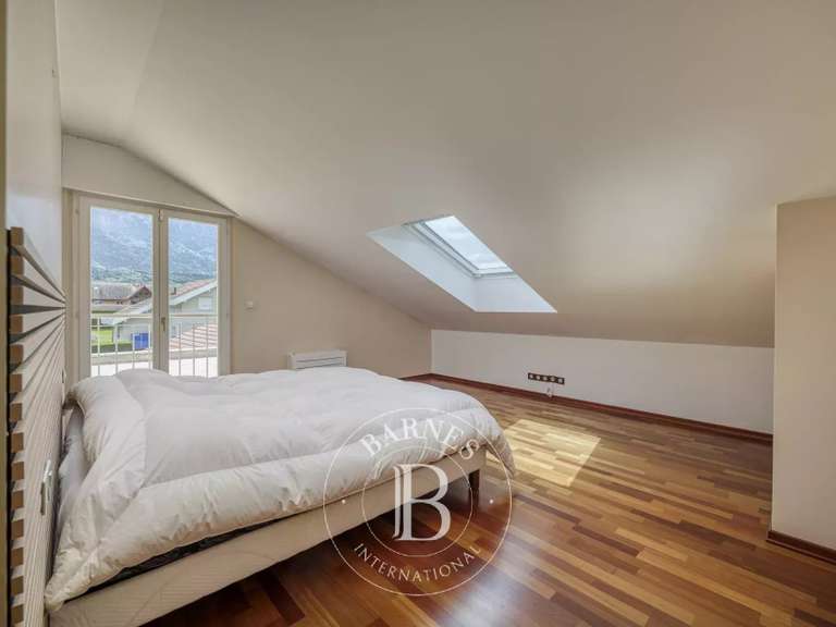 Maison Saint-Pierre-en-Faucigny - 4 chambres - 249m²