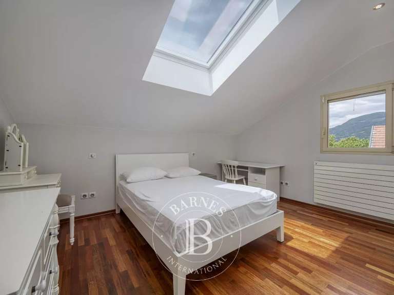 Maison Saint-Pierre-en-Faucigny - 4 chambres - 249m²