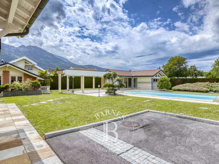 Maison Saint-Pierre-en-Faucigny - 4 chambres - 249m²