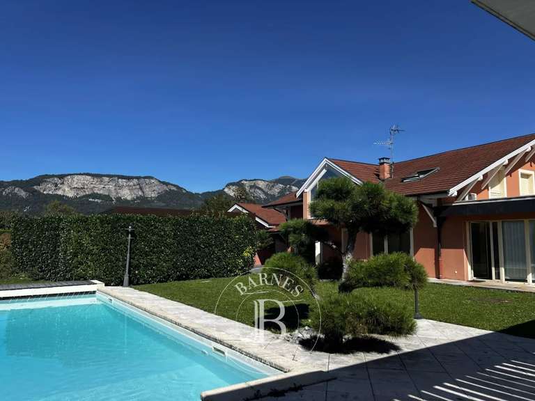 Maison Saint-Pierre-en-Faucigny - 4 chambres - 249m²