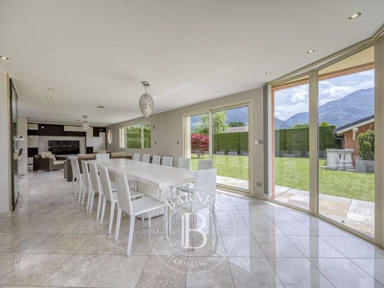 Maison Saint-Pierre-en-Faucigny - 4 chambres - 249m²