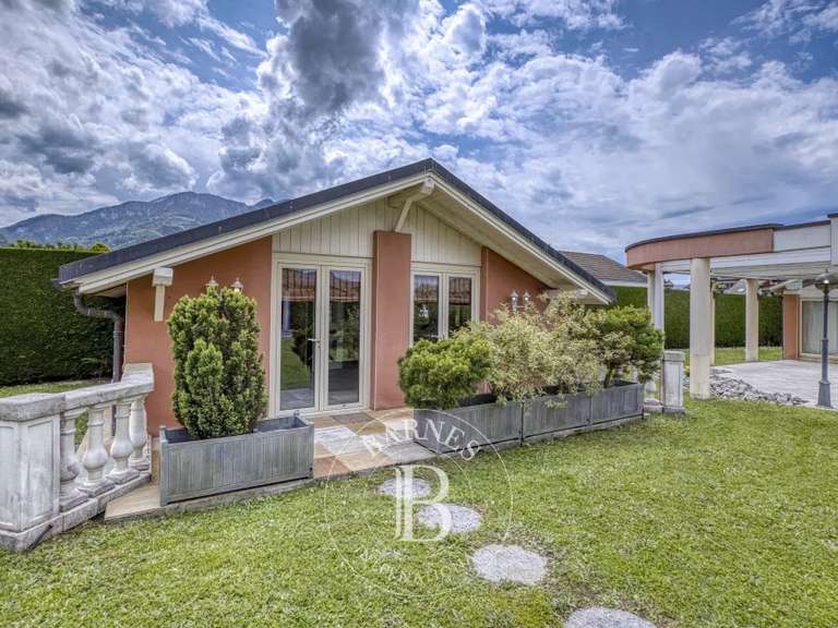 Maison Saint-Pierre-en-Faucigny - 4 chambres - 249m²