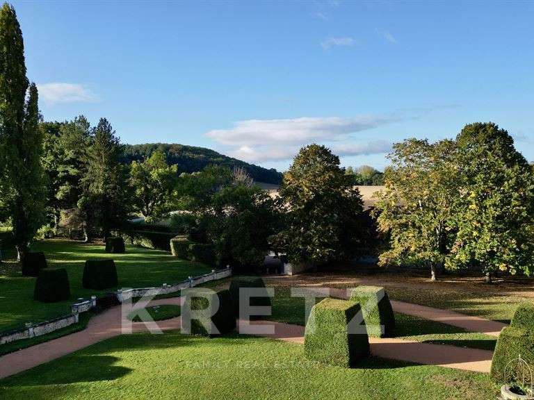 Castle Saint-Pourçain-sur-Sioule - 9 bedrooms - 460m²