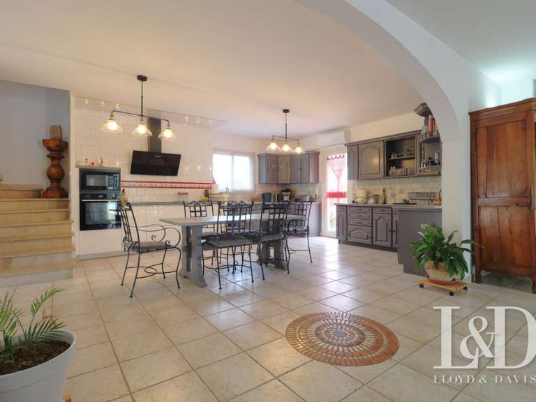 Maison Saint-Quentin-la-Poterie - 6 chambres - 239m²