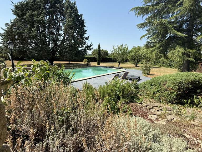 Maison Saint-Quentin-la-Poterie - 2 chambres - 109m²