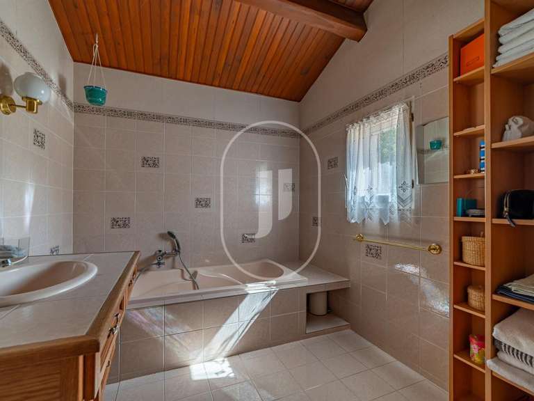 Maison Saint-Quentin-la-Poterie - 4 chambres - 138m²