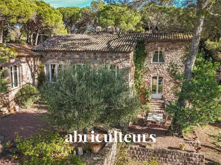 Maison Saint-Raphaël - 4 chambres - 300m²