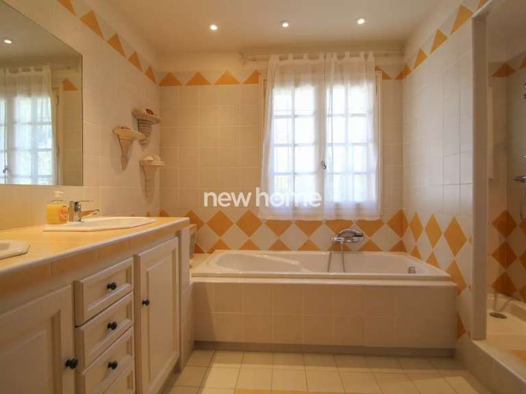 Maison Saint-Raphaël - 5 chambres - 275m²