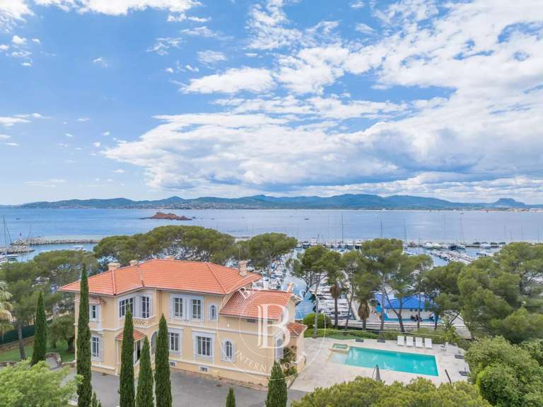 Villa Saint-Raphaël - 8 bedrooms - 352m²