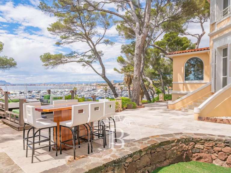Villa Saint-Raphaël - 8 bedrooms - 352m²
